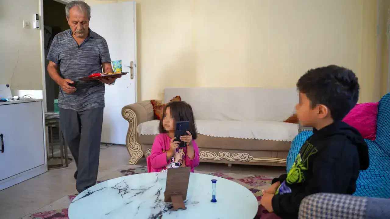 Kepez’de Evsiz Kalan Dede ve 3 Torunu Sıcak Yuvaya Kavuştu 1